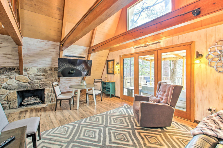 Others 1, Lake Hamilton Cabin: Boating Getaway!, Garland
