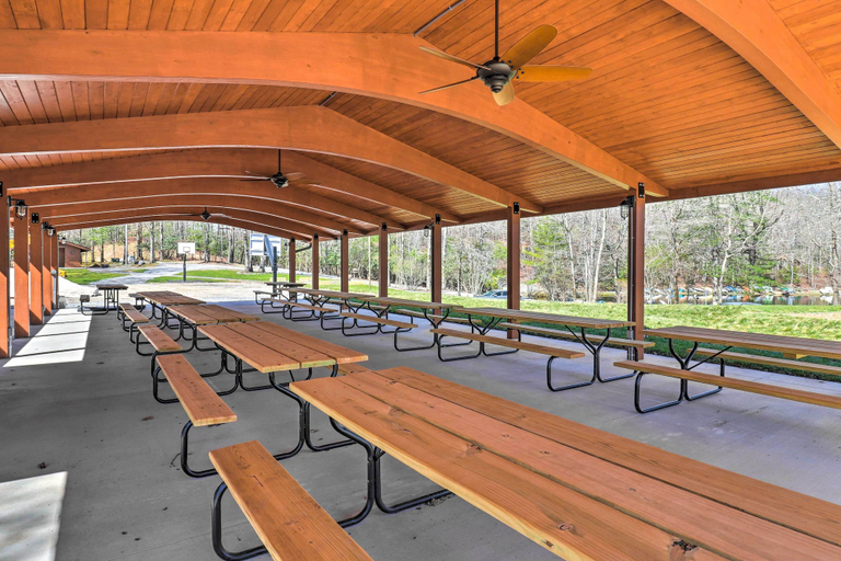 Food & Drinks, Amazing A-frame w/ Private Hiking + Amenities, Transylvania