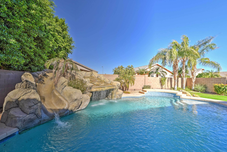 Sport & Beauty 2, Inviting Surprise Home w/ Private Pool: Near Golf!, Maricopa