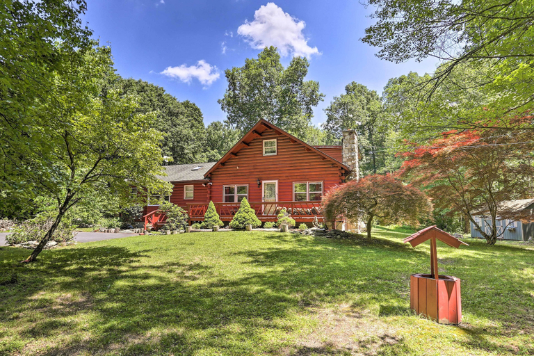 Exterior & Views 5, Hike + Ski: Log Cabin in East Stroudsburg!, Monroe