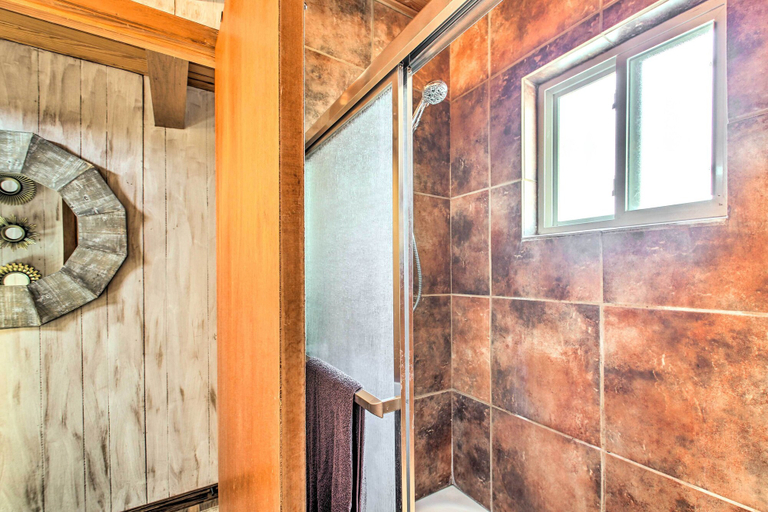 Bathroom 4, Lake Hamilton Cabin: Boating Getaway!, Garland