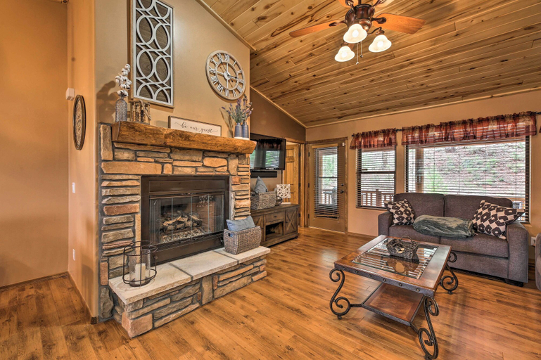 Others 2, 3 Mi to Fool Hollow Lake: Cozy Cabin w/ Deck, Navajo