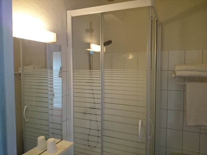 Bathroom 5, Hôtel TGV Quimper, Finistère
