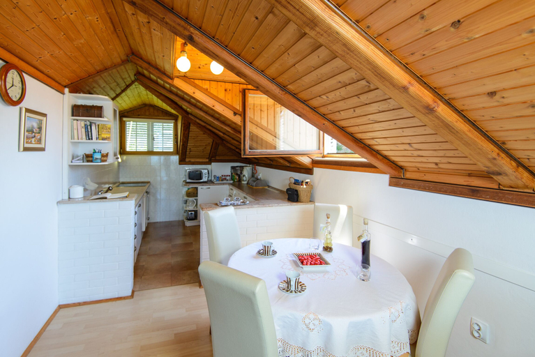 Others 4, 2-bed Apt, Sleeps 4 With Sea View, 10 min to Beach, Dubrovnik
