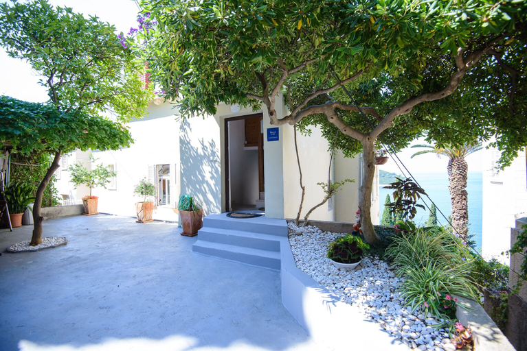 Others 5, 2-bed Apt, Sleeps 4 With Sea View, 10 min to Beach, Dubrovnik