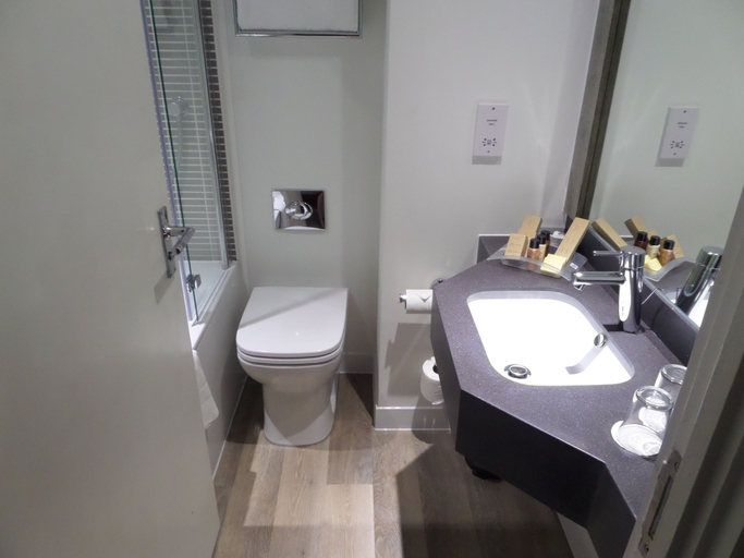 Bathroom 4, Holiday Inn Birmingham M6 Jct7 by IHG, Walsall
