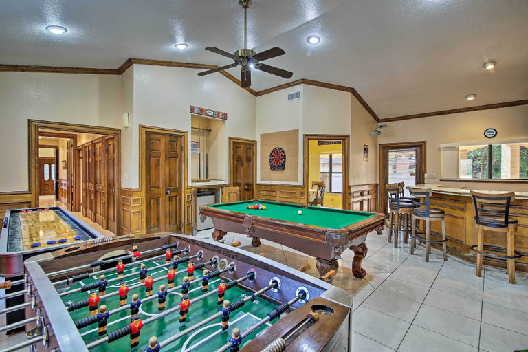 Food & Drinks 5, Pool & Game Room: Waterfront Harlingen Home, Cameron