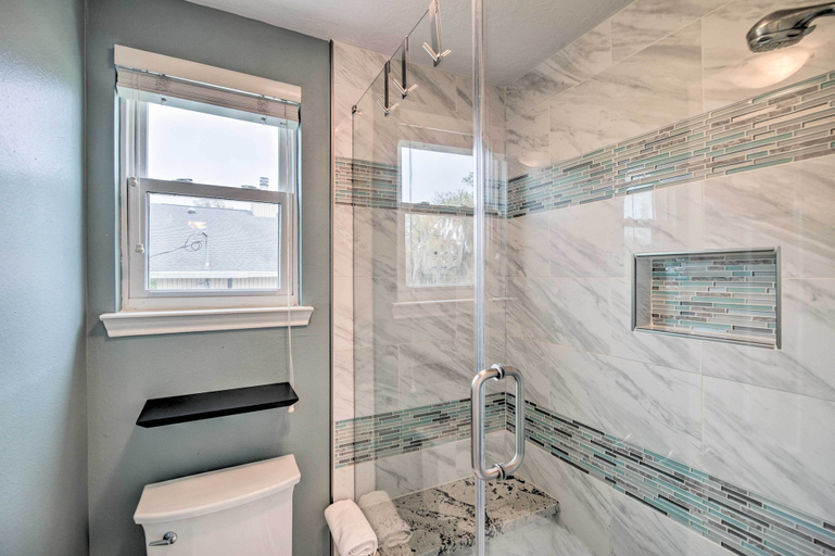 Bathroom, Waterfront San Jacinto River Home w/ Boat Slip!, Houston