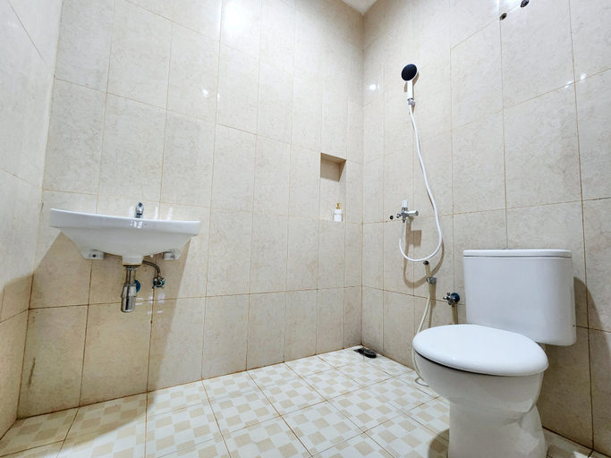 Bathroom 5, Surabaya Homey near UNAIR (Syariah), Surabaya