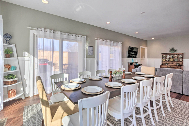 Food & Drinks, Morrisonville Manor w/ Fire Pit & Hot Tub!, Loudoun