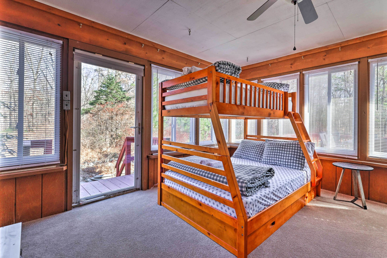 Bedroom 2, Hike + Ski: Log Cabin in East Stroudsburg!, Monroe