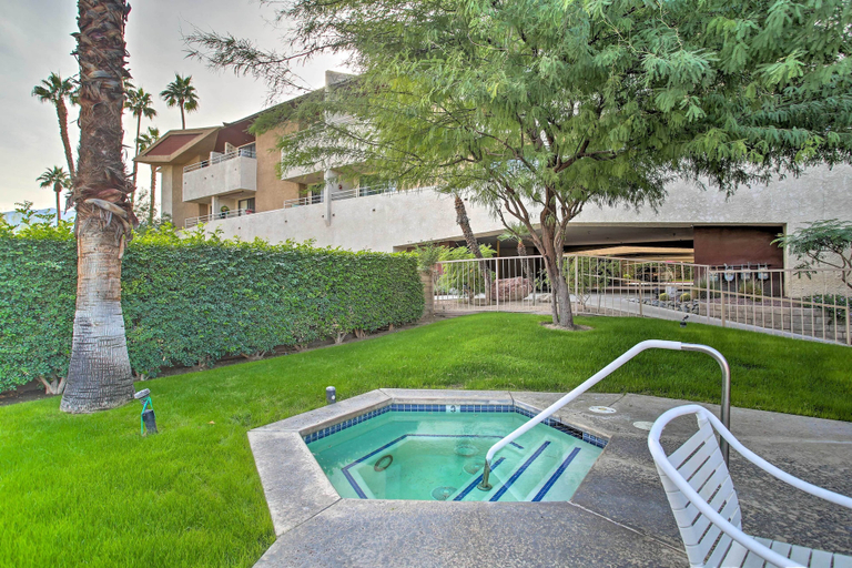 Sport & Beauty 3, Walk to Dtwn Palm Springs: Condo w/ Pool Access, Riverside