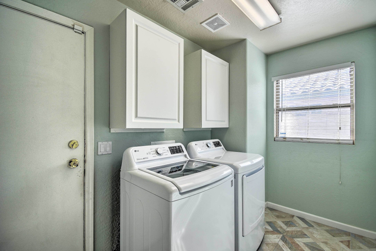 Bathroom, Bright Surprise Home with Pool, Near Spring Training, Maricopa