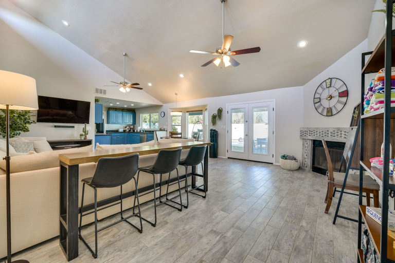 Food & Drinks 5, Pool, Putting Green & Games: Chandler Home!, Maricopa
