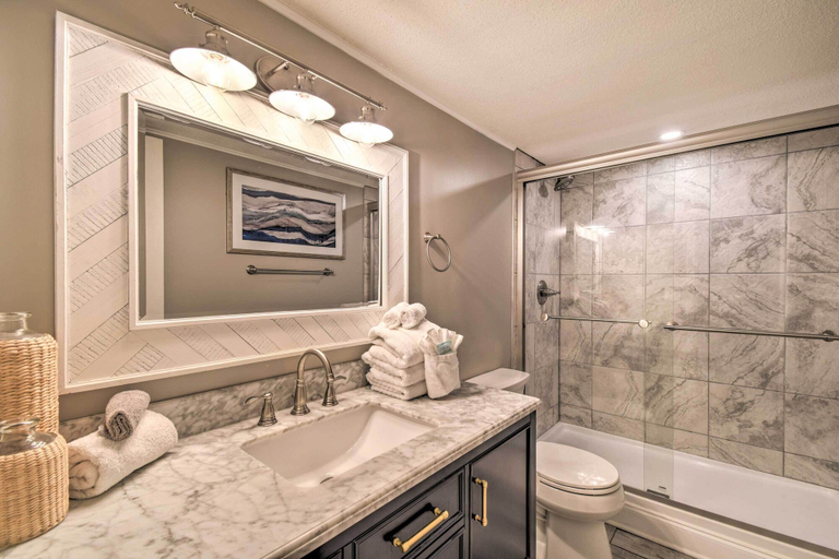 Bathroom 4, Bright Gulf Shores Beachfront Condo w/ Pool Access, Baldwin