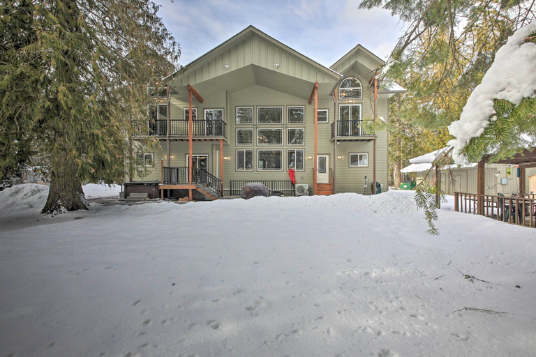 Exterior & Views 2, Expansive Group Lake House w/ Private Hot Tub!, Bonner