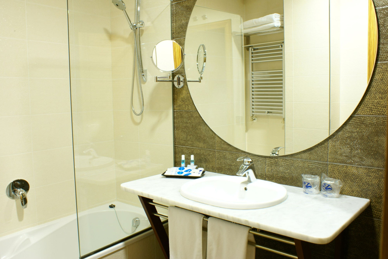 Bathroom 5, Cumbria Spa & Hotel, Ciudad Real