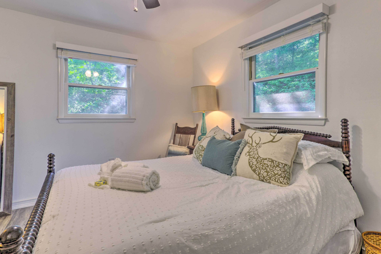 Bedroom 3, Beautiful Connestee Falls Home w/ Porch in Brevard, Transylvania