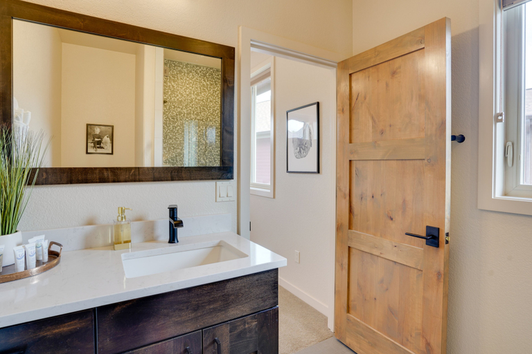 Bathroom 4, Mountain-base Lodge: 6 Miles to Downtown Bend, Deschutes