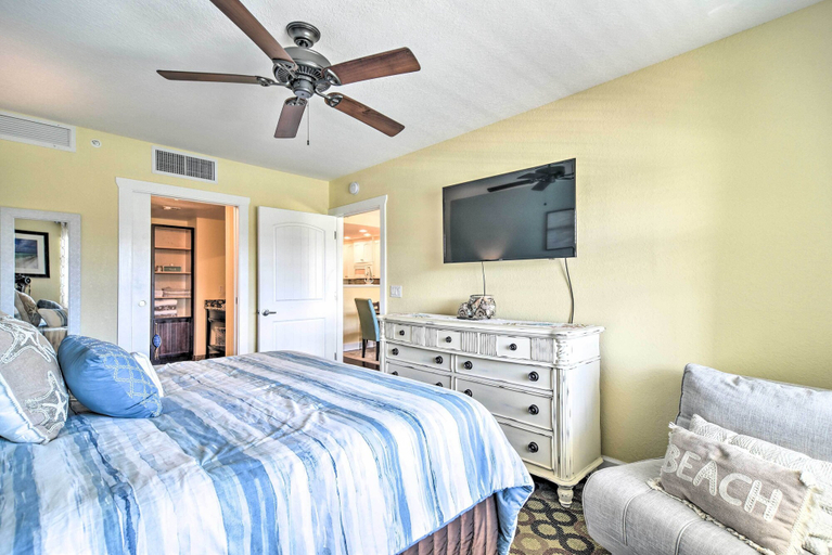 Others 4, Waterfront Condo w/ Water Park, Walk to the Beach!, Pinellas