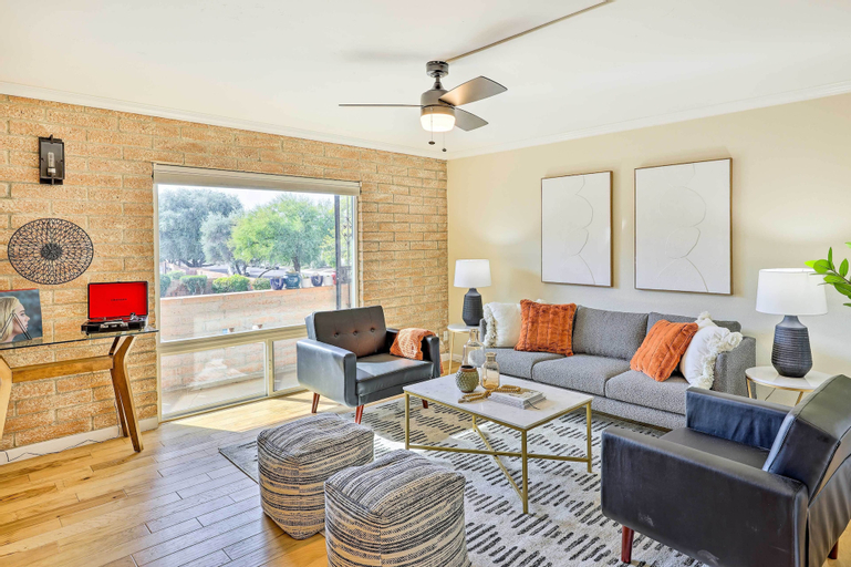 Stunning Old Town Condo Pool and Sunset Views!, Maricopa