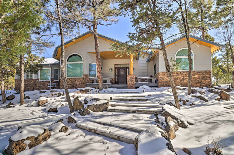 Sunny Show Low Getaway with Patio and Forest View, Navajo