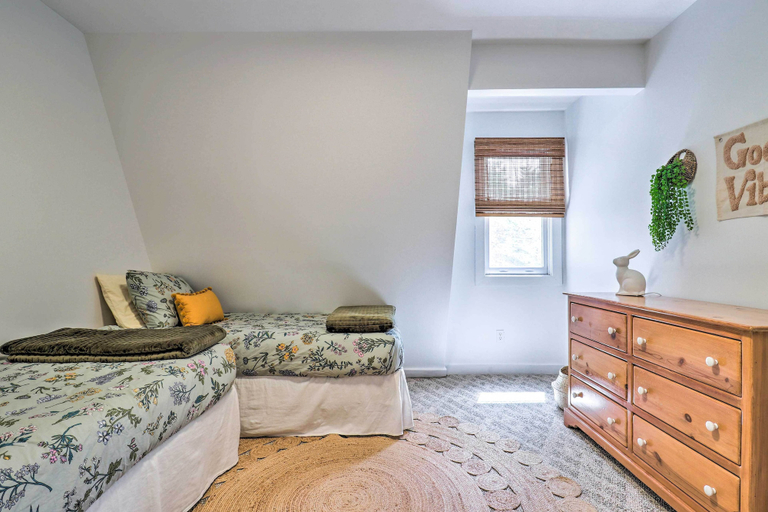Bedroom 3, Amazing A-frame w/ Private Hiking + Amenities, Transylvania