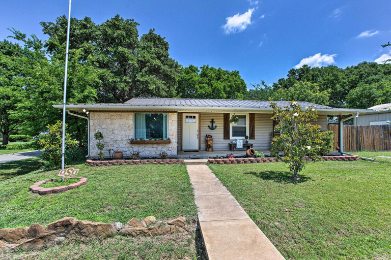 Exterior & Views 2, Well-appointed Mead Getaway w/ Private Yard, Bryan