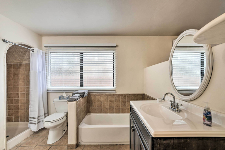 Bathroom 3, Adobe Albuquerque Home ~ 5 Mi to Old Town!, Bernalillo