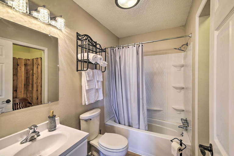 Bathroom, Pet-friendly Home w/ Grill & Farm in Meadowview!, Washington