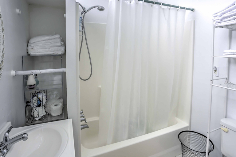 Bathroom 3, Enormous Mountaintop Marble Falls Home W/fire Pit!, Newton