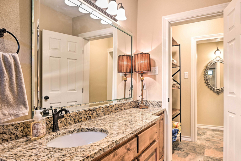 Bathroom 4, Spacious Christoval Home With Riverfront Oasis!, Tom Green