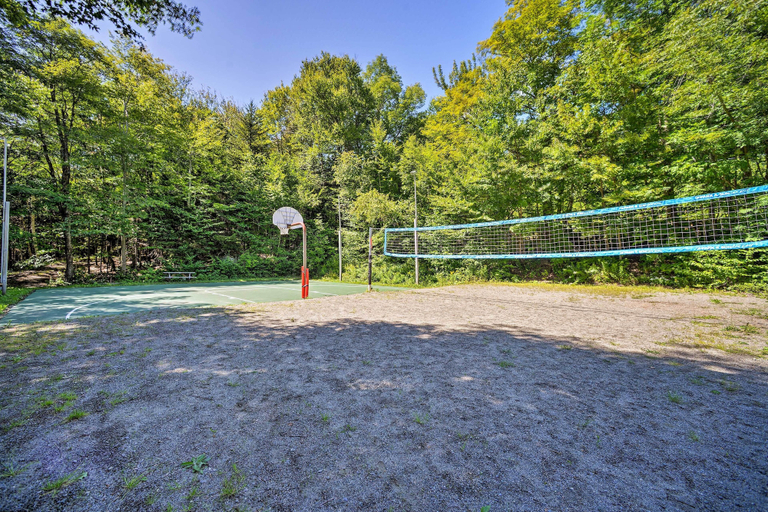 Others 5, Deck & Game Room: Family Wilmington Retreat, Windham