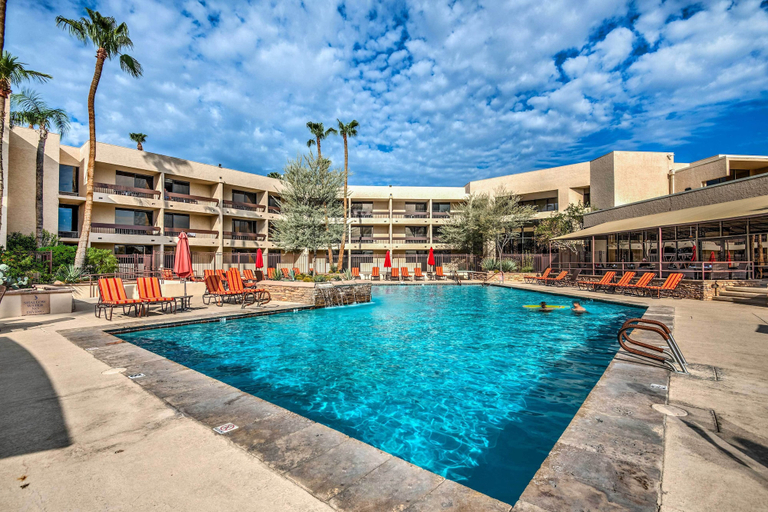 Sport & Beauty, 3 Mi to Old Town: Scottsdale Condo w/ Pool & Lake, Maricopa