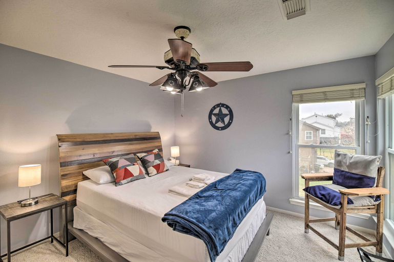 Bedroom 3, Waterfront San Jacinto River Home w/ Boat Slip!, Houston