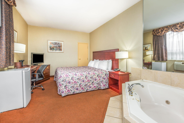 Bedroom 3, Howard Johnson by Wyndham Toronto Downtown West, Toronto
