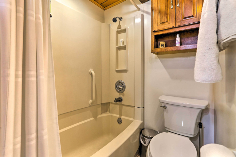Bathroom 3, Hike + Ski: Log Cabin in East Stroudsburg!, Monroe
