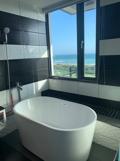 Bathroom 3, Happiness Inn, Pingtung
