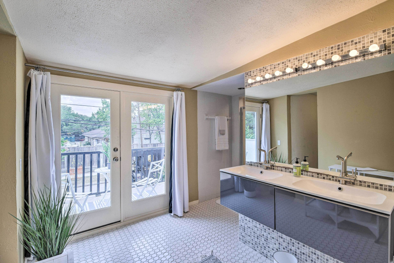 Bedroom 4, Charming Montrose Townhome with Private Pool!, Houston