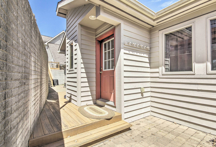 Exterior & Views 2, Deep Creek Lake Townhome w/ Deck & Water Views, Garrett