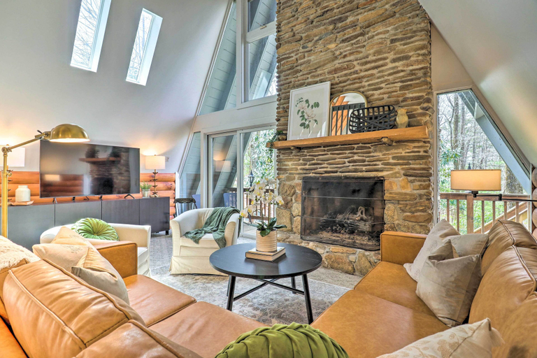 Others 1, Amazing A-frame w/ Private Hiking + Amenities, Transylvania