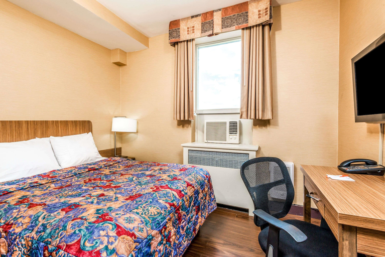 Bedroom 5, Howard Johnson by Wyndham Toronto Downtown West, Toronto