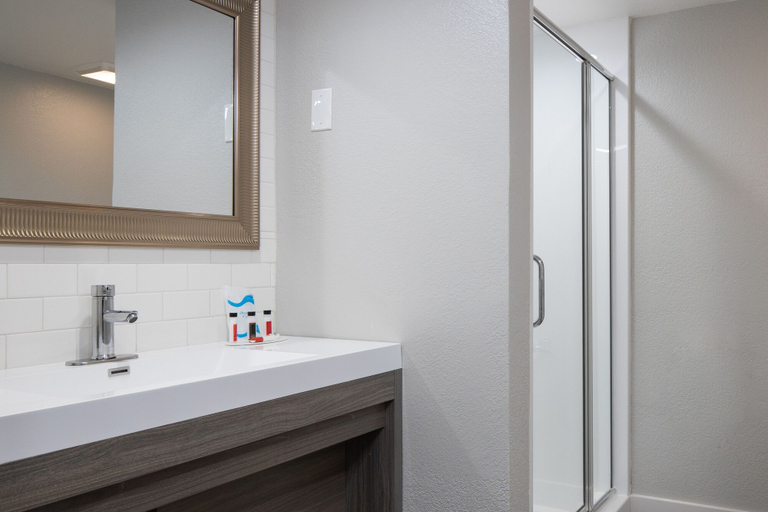 Bathroom 4, Prodigy Hotel, a Days Inn by Wyndham, Yolo
