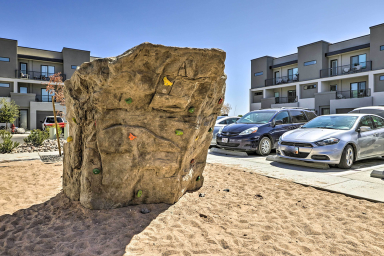 Exterior & Views 2, Spacious St. George Townhome w/ Grill & Views!, Washington