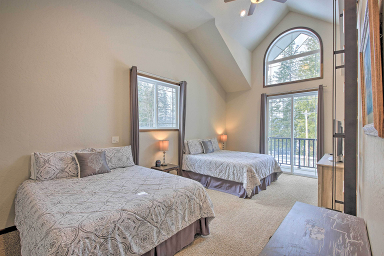 Bedroom 3, Expansive Group Lake House w/ Private Hot Tub!, Bonner