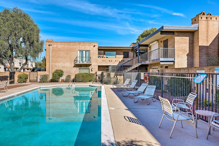 Sport & Beauty 2, Stunning Old Town Condo Pool and Sunset Views!, Maricopa