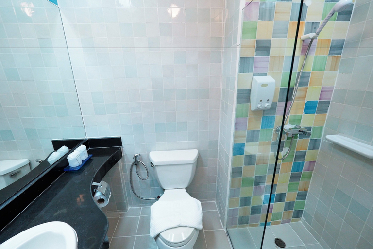 Bathroom 4, River Kwai Hotel, Muang Kanchanaburi