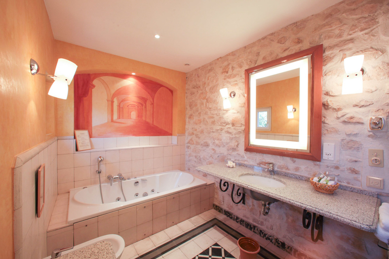Bathroom 4, Auberge De Noves, Bouches-du-Rhône