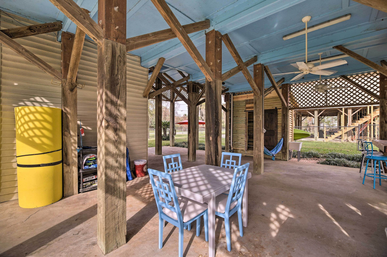 Food & Drinks, Waterfront San Jacinto River Home w/ Boat Slip!, Houston
