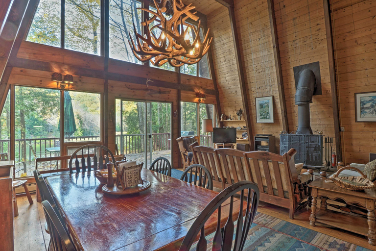 Food & Drinks, Lakefront Berkshires Retreat w/ Deck, Dock & Boat!, Berkshire
